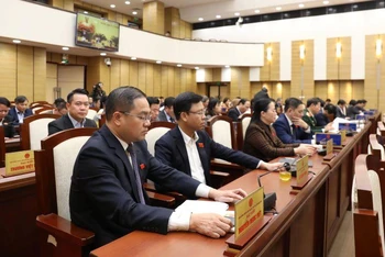 Các đại biểu bấm nút thông qua Nghị quyết. (Ảnh: Duy Linh)