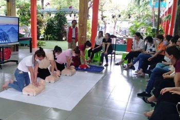 Các giáo viên mầm non thực hành tại lớp tập huấn.