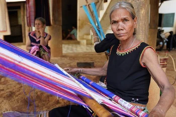 Nghệ nhân dệt thổ cẩm tại làng du lịch cộng đồng Kon K’tu, thành phố Kon Tum.