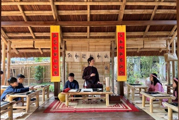 Tái hiện lại cảnh dạy học thời xưa tại di tích Văn Miếu-Quốc Tử Giám.