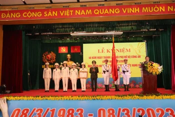 Thượng tướng Trần Quốc Tỏ, Thứ trưởng Công an trao Huân chương Bảo vệ Tổ quốc hạng Nhì tặng Hội Phụ nữ Công an nhân dân.