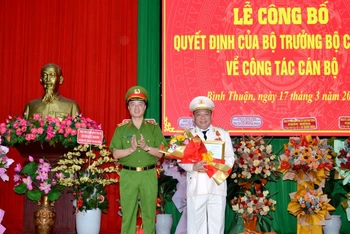 Trung tướng Nguyễn Duy Ngọc, Thứ trưởng Công an (bên trái hình) trao quyết định bổ nhiệm và tặng hoa chúc mừng Đại tá Lê Quang Nhân giữ chức vụ Giám đốc Công an tỉnh Bình Thuận.