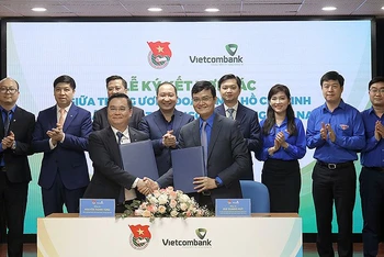Từ phải qua, hàng đầu: Bí thư thứ nhất Trung ương Đoàn Bùi Quang Huy và Tổng Giám đốc Vietcombank Nguyễn Thanh Tùng trao biên bản ký kết phối hợp giai đoạn 2023-2027.