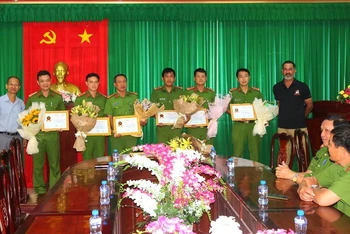 Đại diện Tổ chức cứu hộ động vật Soi Dog Foundation trao giấy khen cho Phòng Cảnh sát môi trường, Công an tỉnh Đồng Tháp.