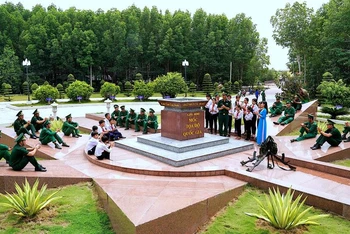 Cột mốc tọa độ quốc gia ở mũi Cà Mau ghi dấu lãnh thổ Việt Nam trên đất liền. (Ảnh: Cà Mau Tourism)
