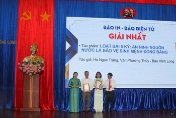 Ban tổ chức trao giải nhất cho nhóm tác giả Báo Vĩnh Long.