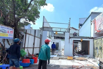 Căn nhà của ông Nguyện (bìa trái) được cho là bị cưỡng chế “nhầm” trong quá trình thi hành việc cưỡng chế vi phạm nhà ông Cột (bìa phải) vào sáng 13/3/2023. 