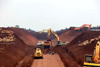 Thi công hạng mục san nền dự án sân bay Long Thành.