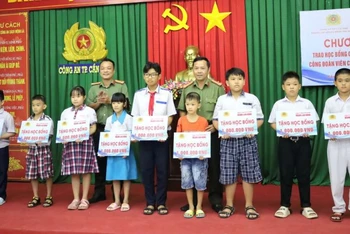Đại diện lãnh đạo Công an Cần Thơ trao học bổng cho các em.