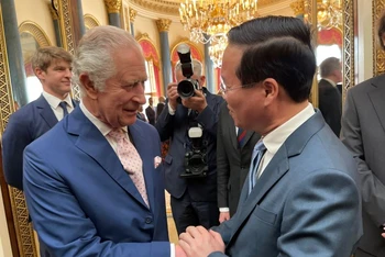 Chủ tịch nước Võ Văn Thưởng và Nhà vua Anh Charles III. (Ảnh: Bộ Ngoại giao)