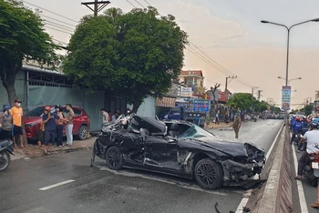 Xe ô-tô gây tai nạn biến dạng.