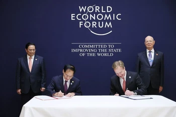 Quang cảnh lễ ký kết Biên bản ghi nhớ hợp tác (MOU) Việt Nam-WEF giai đoạn 2023-2026.