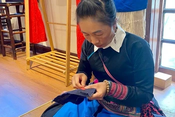 Nghệ nhân Sùng Thị Xé tỉ mỉ thêu ghép vải.