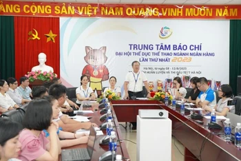 Toàn cảnh họp báo.