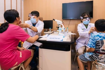 Các trẻ mồ côi cha, mẹ trong đại dịch được các bác sĩ thăm, khám sức khỏe.