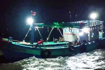 Tàu cá CT 09999 TS được tàu cứu nạn Hải đội 2, Bộ đội Biên phòng Sóc Trăng kéo ra khỏi khu vực mắc cạn.