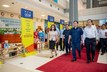 Chủ tịch Quốc hội Vương Đình Huệ, Phó Chủ tịch Thường trực Quốc hội Trần Thanh Mẫn và các đại biểu đến kiểm tra công tác chuẩn bị hội nghị tại Trung tâm Hội nghị Quốc gia Mỹ Đình.