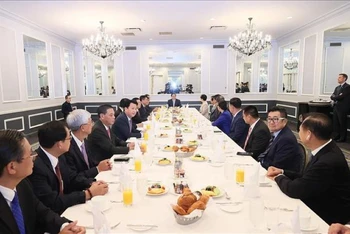 Thủ tướng Phạm Minh Chính ăn sáng và làm việc với một số doanh nghiệp Việt kiều tiêu biểu tại San Francisco, Hoa Kỳ. (Ảnh: Dương Giang/TTXVN)
