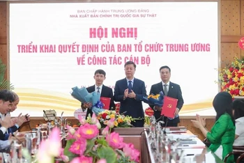 Đồng chí Vũ Trọng Lâm, Giám đốc-Tổng Biên tập Nhà xuất bản Chính trị Quốc gia Sự thật (đứng giữa) thừa ủy quyền của Lãnh đạo Ban Tổ chức Trung ương trao Quyết định bổ nhiệm các chức danh Phó Giám đốc, Phó Giám đốc - Phó Tổng Biên tập Nhà xuất bản Chính trị quốc gia Sự thật.