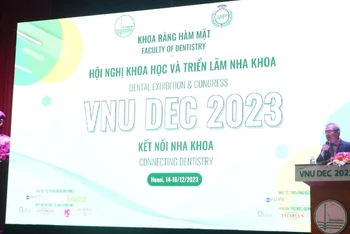 Giáo sư, Tiến sĩ Lê Ngọc Thành, Hiệu trưởng Trường đại học Y dược phát biểu khai mạc VNU DEC 2023.