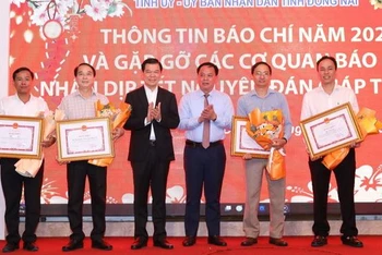 Bí thư Tỉnh ủy Đồng Nai Nguyễn Hồng Lĩnh và quyền Chủ tịch Ủy ban nhân dân tỉnh Võ Tấn Đức trao khen thưởng cho các cơ quan báo chí.