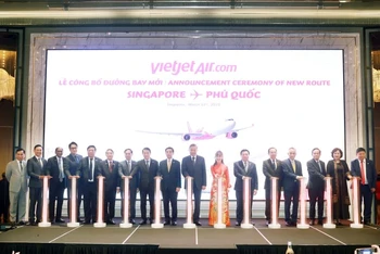 Tổng Bí thư Tô Lâm và các đại biểu thực hiện nghi thức khai trương đường bay Phú Quốc-Singapore của Vietjet Air. (Ảnh: TTXVN)