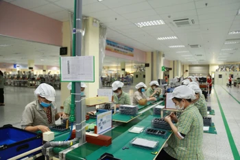 Công nhân trong dây chuyền sản xuất tại khu công nghiệp của tỉnh Bắc Ninh. (Ảnh NGỌC TRÂM)