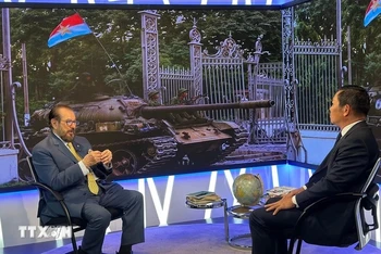 Nhà ngoại giao kỳ cựu kiêm nhà báo nổi tiếng Venezuela Khách mời Julio Cesar Pineda (bìa bên trái) chia sẻ tại chương trình. (Ảnh: Đài truyền hình Globovisión cung cấp, TTXVN phát)