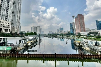 Cống kiểm soát triều Bến Nghé, nằm sát cầu Mống (cây cầu cổ giữa Quận 1 và 4). Cống Bến Nghé được trang bị cửa van hình vòng cung chìm để phù hợp với cảnh quan chung quanh. Cống có khẩu độ 40m, 1 cửa van cống nặng 434 tấn. (Ảnh: TTXVN)