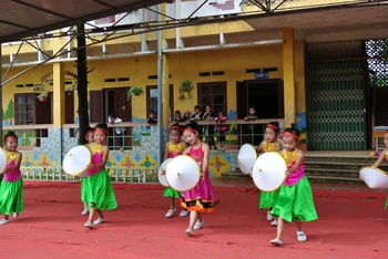 Tiết mục văn nghệ của học sinh Trường phổ thông dân tộc bán trú Tiểu học Trung Chải (Sa Pa, Lào Cai).
