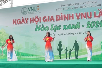 Hoạt động văn hóa văn nghệ tại ngày hội.