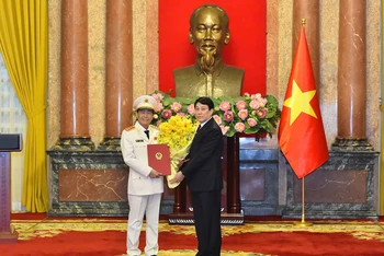 Chủ tịch nước Lương Cường trao quyết định thăng cấp bậc hàm Thượng tướng cho đồng chí Lê Quốc Hùng.