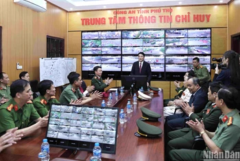 Chủ tịch nước Lương Cường thăm, động viên cán bộ, chiến sĩ công an Phú Thọ tại Trung tâm Thông tin chỉ huy, đặt tại Khu di tích lịch sử Đền Hùng. (Ảnh: NGỌC LONG)