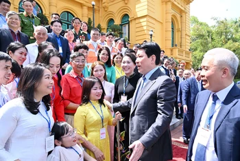 Chủ tịch nước Lương cường gặp mặt thân mật 100 điển hình tiêu biểu trong chương trình “Việc tử tế”.