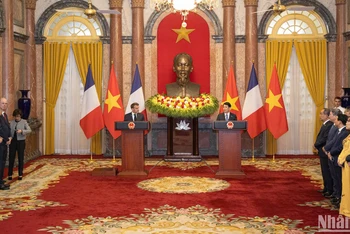 Chủ tịch nước Lương Cường và Tổng thống Pháp Emmanuel Macron gặp gỡ báo chí.