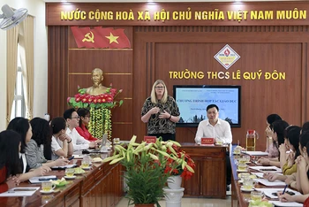Bà Kelly Pattison, Giám đốc tổ chức Circular Learning, chia sẻ, trao đổi kinh nghiệm và các phương pháp dạy học hiện đại cho đội ngũ giáo viên tiếng Anh của thành phố Tuyên Quang.