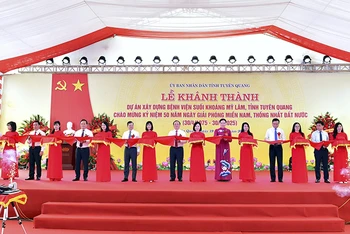 Các đại biểu cắt băng khánh thành Bệnh viện Suối khoáng Mỹ Lâm.