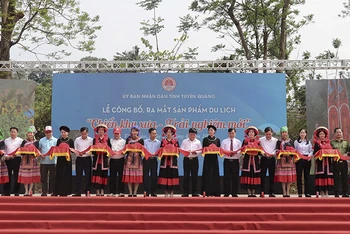 Các đại biểu cắt băng công bố, ra mắt sản phẩm du lịch “Chiến khu xưa-Trải nghiệm mới”.