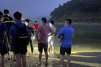 Các lực lượng chức năng triển khai tìm kiếm nạn nhân.