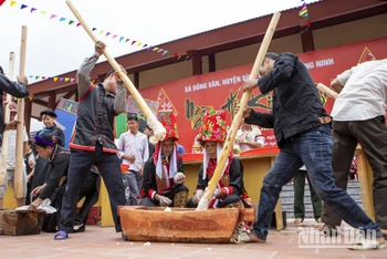 Người dân tham gia thi giã bánh dày - một hoạt động truyền thống trong ngày hội Kiêng gió.