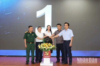 Lãnh đạo tỉnh Quảng Ngãi và đơn vị cung cấp phần mềm thực hiện nghi thức khai trương phần mềm Sổ tay đảng viên điện tử .