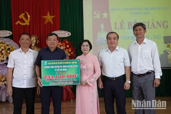 Nguyễn Thị Thu Hà, Giám đốc Trung tâm Nuôi dạy trẻ khuyết tật Võ Hồng Sơn đón nhận tình cảm, sự chung tay chia sẻ từ các cơ quan, doanh nghiệp, địa phương và nhà hảo tâm. 