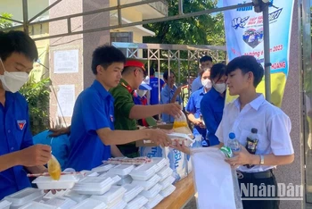 Thí sinh nghèo miền núi Quảng Ngãi ấm lòng với những suất cơm, nước uống miễn phí. 