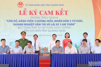 Lãnh đạo các huyện, thị xã, thành phố trên địa bàn tỉnh Quảng Ngãi ký cam kết thực hiện tốt phong trào thi đua.