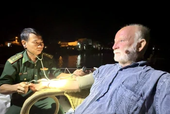 Đồn Biên phòng Sa Huỳnh thăm khám sức khỏe cho ông Quinn Richard Anthony.