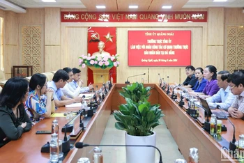 Quang cảnh buổi làm việc giữa đoàn công tác Cơ quan Thường trực Báo Nhân Dân tại Đà Nẵng với Thường trực Tỉnh ủy Quảng Ngãi về công tác phát hành Báo Nhân Dân và hợp tác truyền thông diễn ra vào sáng 20.8.