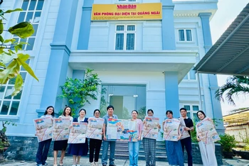 Đại diện Văn phòng Báo Nhân Dân tại Quảng Ngãi trao tặng phụ san đặc biệt của Báo Nhân Dân cho các bạn trẻ.