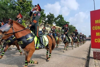 Rèn kỹ động tác đứng chào trên lưng ngựa khi qua khán đài.