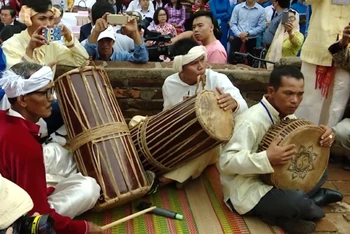 Biểu diễn trống paranưng trong một sự kiện văn hóa của đồng bào Chăm (Ảnh NX)