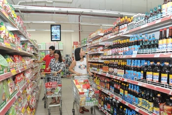 Người dân mua sắm tại hệ thống siêu thị Coopmart. (Ảnh KHÁNH AN)